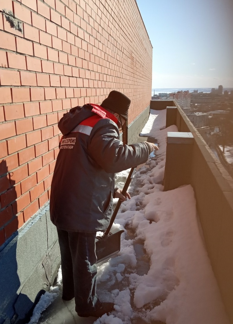 Очистка от снега козырьков подъездов и балконов