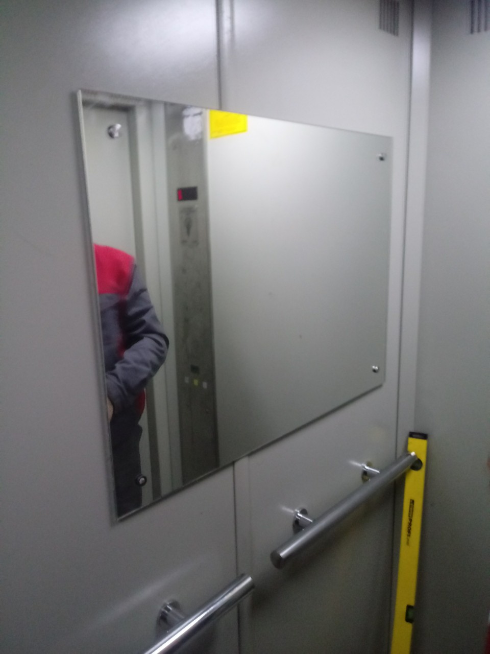 Установка зеркал в кабинах лифтов